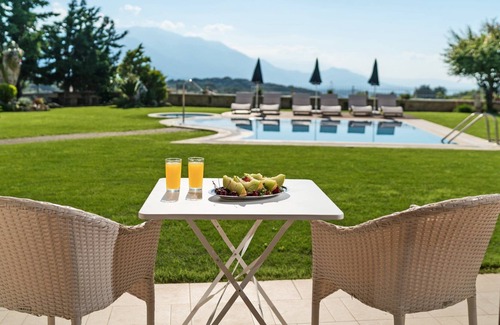 Kaloniktis Villa | Villa Zeus Apts - Unique Surrounding