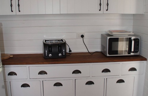 Raglan House | VILLAGE AND SEASIDE AT YOUR DOOR. RAGLAN CHARACTER.