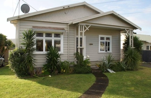 Raglan House | VILLAGE AND SEASIDE AT YOUR DOOR. RAGLAN CHARACTER.