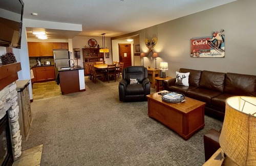 Mammoth Lakes Resort | Village Center Stage Premium 3Bedroom - 3Bath Suite - Overlooking Gondola Square
