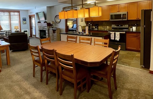 Mammoth Lakes Resort | Village Center Stage Premium 3Bedroom - 3Bath Suite - Overlooking Gondola Square