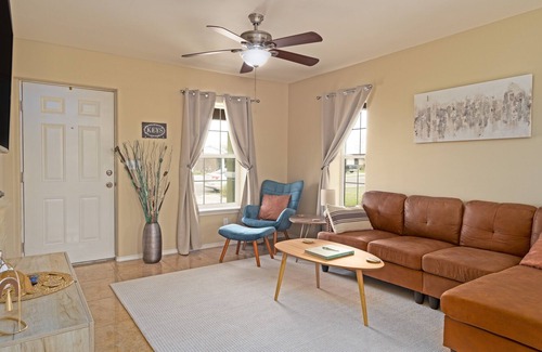 Edcouch House | Village Charm/ City Convenience..