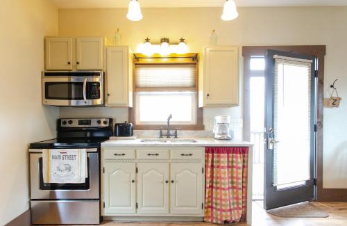 Berlin House | Village Dreams Cottage by Amish Country Lodging