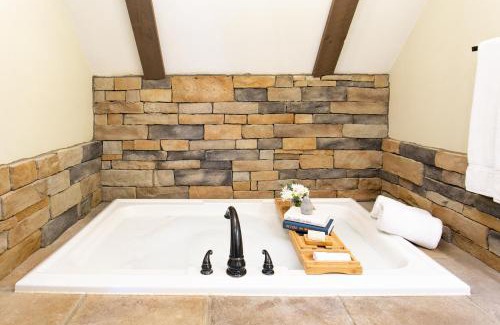 Berlin House | Village Dreams Cottage by Amish Country Lodging
