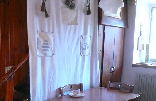 Doucy-Combelouviere House | village house