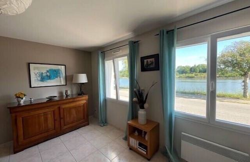 Auray House | Village house with WiFi facing the river