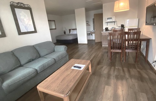 Two Rivers Hotel | Village Inn on the Lake