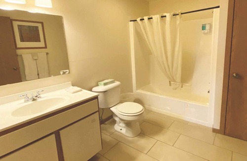 Two Rivers Hotel | Village Inn on the Lake