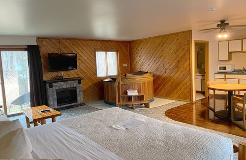 Two Rivers Hotel | Village Inn on the Lake