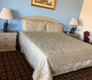 Salina Hotel | Village Inn Salina