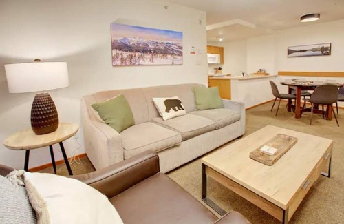 Village North Apartment | Village Retreat: 2 Bed, 2 Bath, HUGE Pool, Hot Tubs, Air Conditioning, Mtn Views