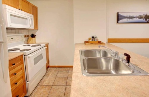 Village North Apartment | Village Retreat: 2 Bed, 2 Bath, HUGE Pool, Hot Tubs, Air Conditioning, Mtn Views