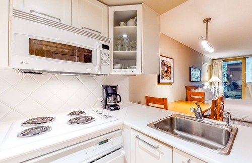 Whistler Village Apartment | Village studio with jetted tub & fireplace - walk to lifts & golf