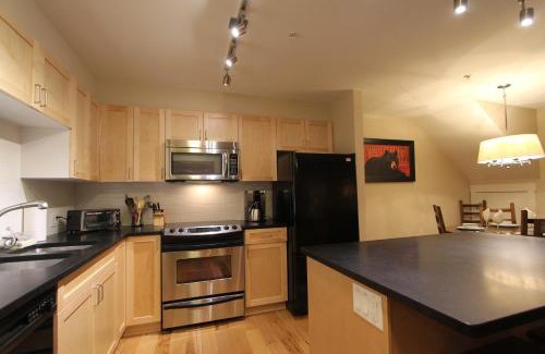 Blackcomb Apartment | Villas Snowberry by Whistler Retreats