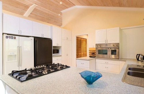 Ravenshoe House | Vine Creek Cottage- private & secluded getaway