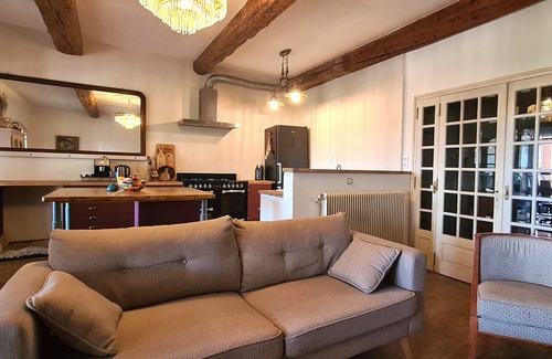 Servian House | Vine Views II 3 bedroom air conditioned home with stunning views, pool & garden