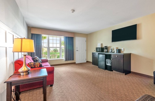 Kelleys Island Hotel | Vineyard Suite at Kelley's Island Venture Resort