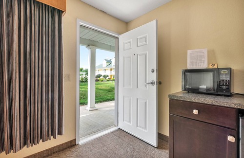 Kelleys Island Hotel | Vineyard Suite at Kelley's Island Venture Resort