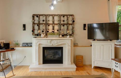 Prince Edward House | Vineyard Suite - Family Friendly in Picton PEC