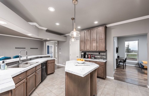 Acampo House | Vineyard Vista | Close to Wineries, Lakes, & More! Sleeps 10 w/Hot Tub
