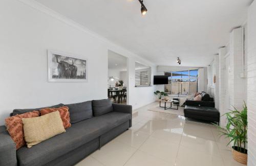 Newcastle House | Vino Poolhouse