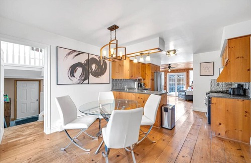 Sherkston House | Vintage 8BR Farmhouse | Hot Tub & Spacious Yard