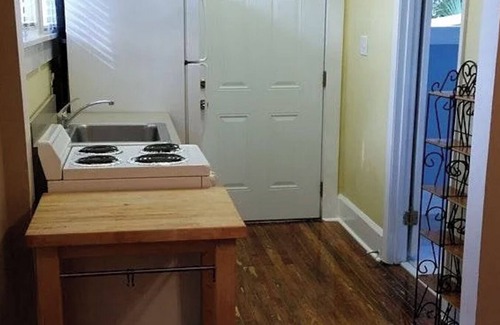 University Heights Apartment | Vintage & Affordable Unit 6 of 6