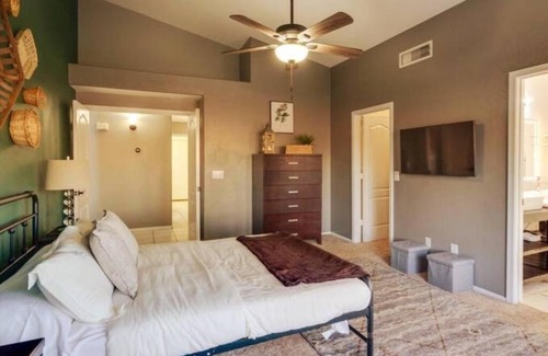 Avondale House | Vintage Avondale Getaway w Spa