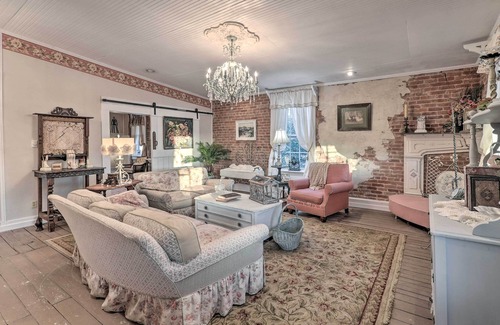 Calvert Apartment | Vintage Calvert Apartment w/ Large Balcony!