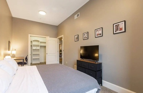 Three Rivers Apartment | Vintage Charm Apartment King Bed MITHNO55-5