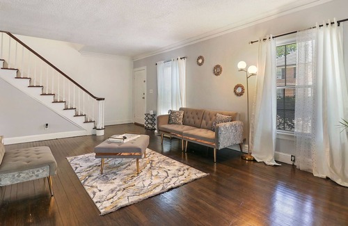 Waukegan House | Vintage Charm Spacious NorthShore Home GreatLakes