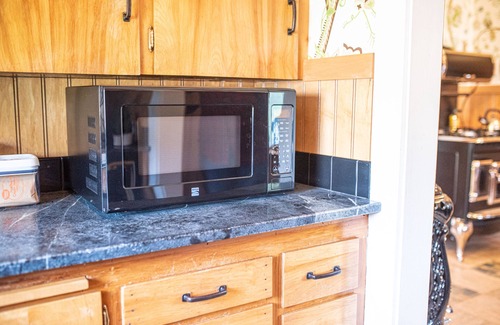 Hyde Park House | Vintage Charmer Entire Home Near Logan