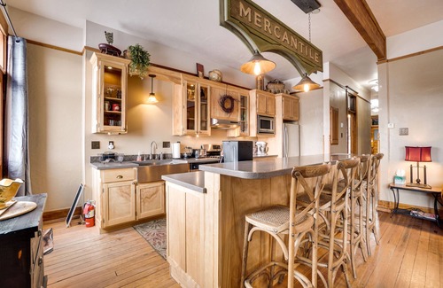 Laramie Apartment | Vintage Downtown Laramie Apartment w/Deck!