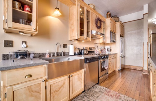Laramie Apartment | Vintage Downtown Laramie Apartment w/Deck!