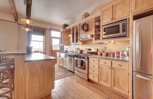 Laramie Apartment | Vintage Downtown Laramie Apartment w/Deck!