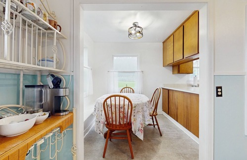 Orick House | Vintage farmhouse on cattle ranch - 360-degree Redwood Valley views & game room
