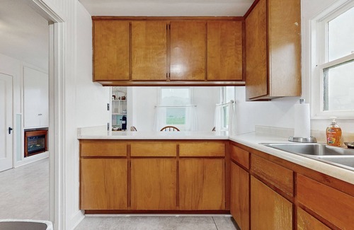Orick House | Vintage farmhouse on cattle ranch - 360-degree Redwood Valley views & game room