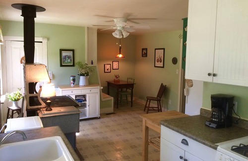 Ottawa Other | Vintage farmhouse on Fox River reserve - near Starved Rock, canoeing, skydiving.