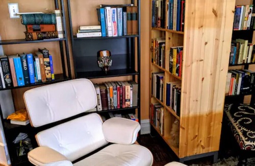 Woodlawn House | Vintage Hyde Park 2BR UChicago Med Cozy