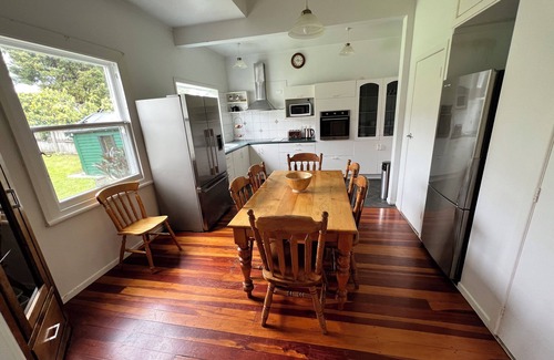 Epsom Bed & Breakfast | VINTAGE KING ROOM ONLY Shared Bathroom @ LA CASA BONITA AUCKLAND 8 Rooms Villa