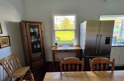Epsom Bed & Breakfast | VINTAGE KING ROOM ONLY Shared Bathroom @ LA CASA BONITA AUCKLAND 8 Rooms Villa