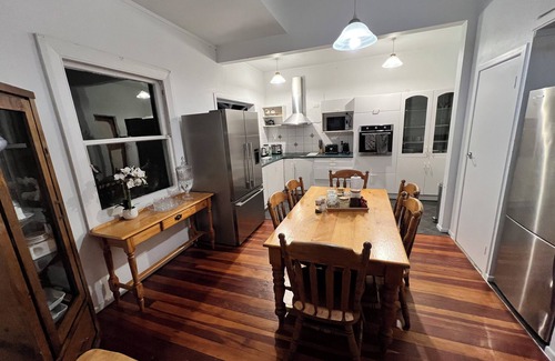 Epsom Bed & Breakfast | VINTAGE KING ROOM ONLY Shared Bathroom @ LA CASA BONITA AUCKLAND 8 Rooms Villa