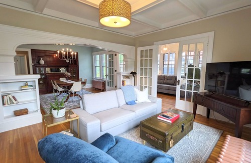 Union Park Apartment | Vintage modern craftsman charmer - upper level duplex close to everything