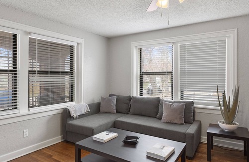 South Hyde Park Apartment | Vintage MW 1BR With Full Kitchen by Zencity
