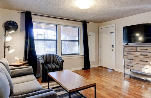South Hyde Park Apartment | Vintage MW 1BR With Full Kitchen by Zencity