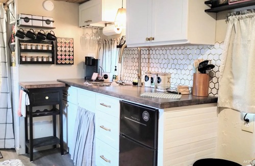 Steele Apartment | Vintage Restored Glamper - Unique Tiny Home w/Plunge Pool & Patio