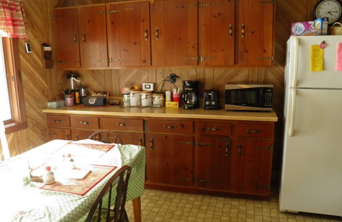 Livermore Cottage | Vintage Rustic Cottage on Brettun’s Pond, boat accessible, PET FRIENDLY!