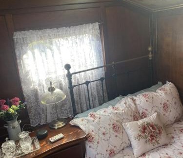 Turnchapel House | Vintage Showman's Wagon For Two Close to Beach