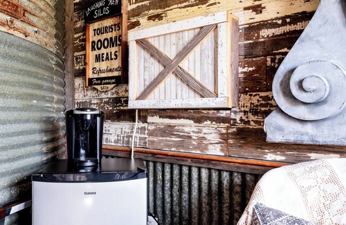 La Grange Cottage | Vintage Silo + Sleeps 2 + 8 Minutes to Round Top!