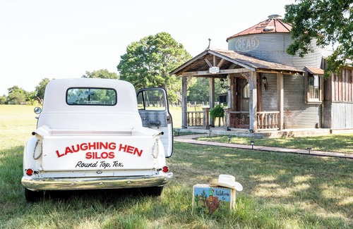 La Grange Cottage | Vintage Silo + Sleeps 2 + 8 Minutes to Round Top!